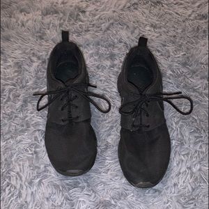 All Black Nike Roshes Ones